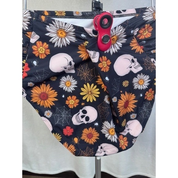 NWOT 2 two piece swim high rise push up under wire skull flowers Size L - Picture 5 of 10